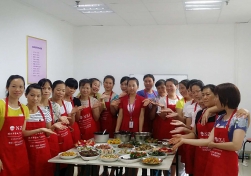 南寧月嫂娘子軍家政致：愛(ài)美的寶媽們，春節(jié)不增重你得這樣吃哦！